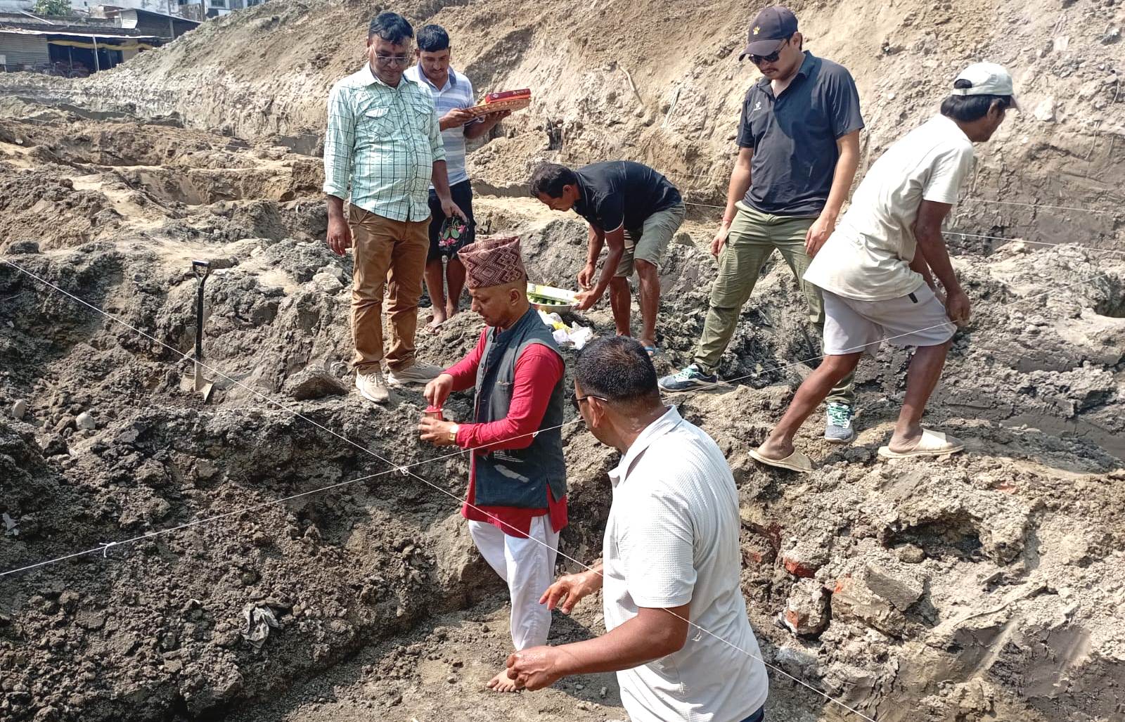 राजापुर बसपार्कमा सटर निर्माणको शिलान्यास