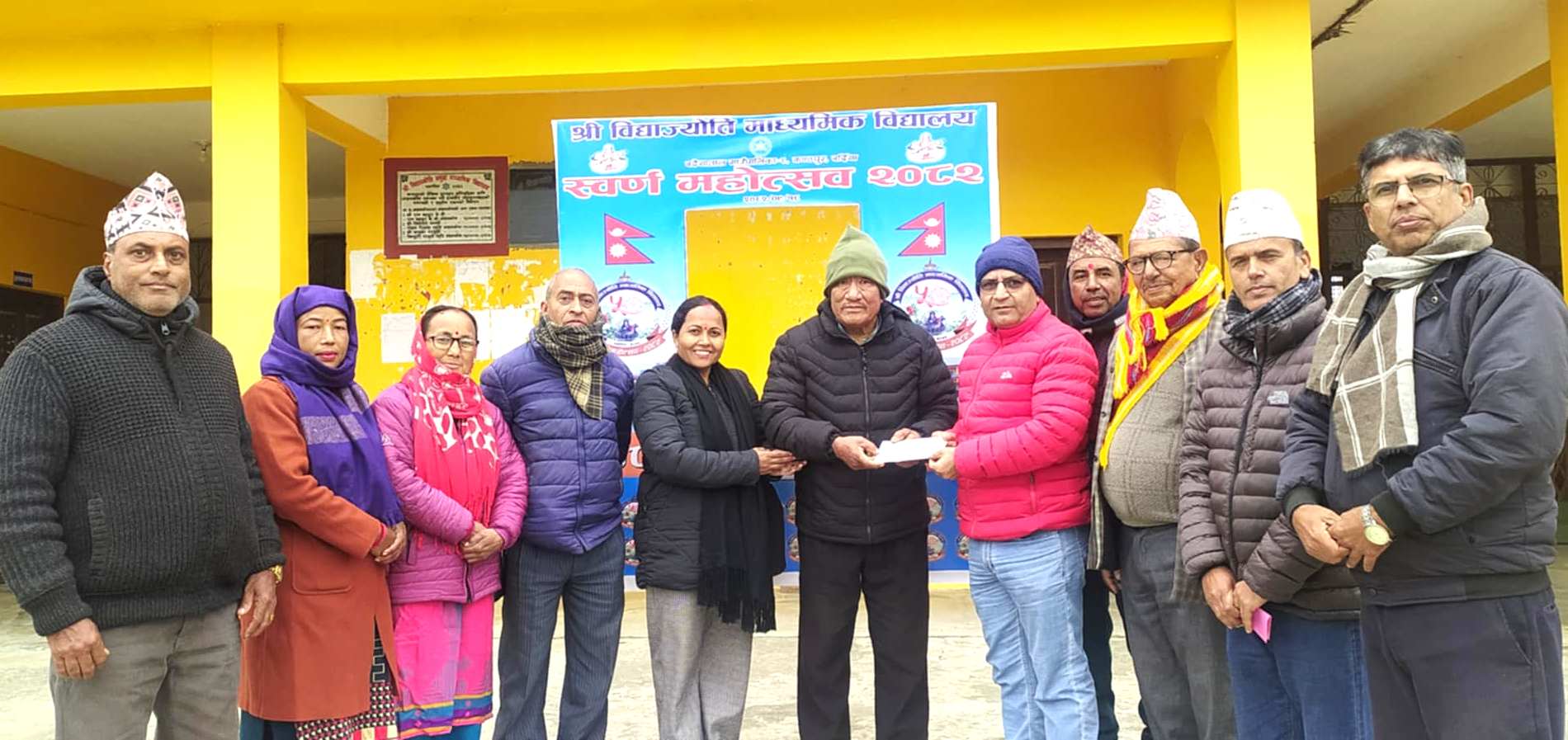 अक्षयकोष स्थापनार्थ सामुदायिक वनद्वारा विद्यालयलाई १ लाख ११ हजार रुपैया आर्थिक सहयोग