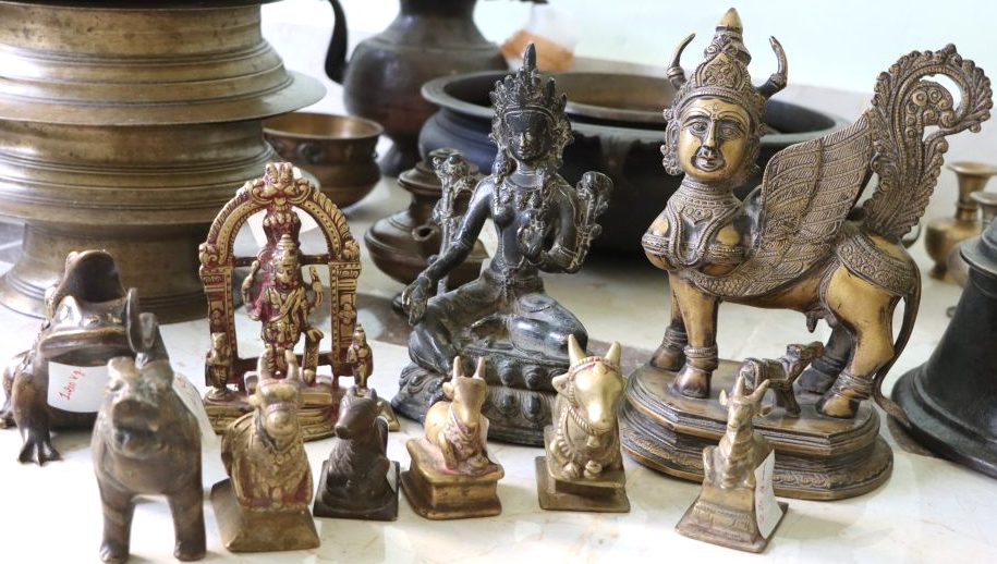 यस्ताछन् प्रहरीले नियन्त्रणमा लिएका धातुका मूर्ति तथा सामाग्री