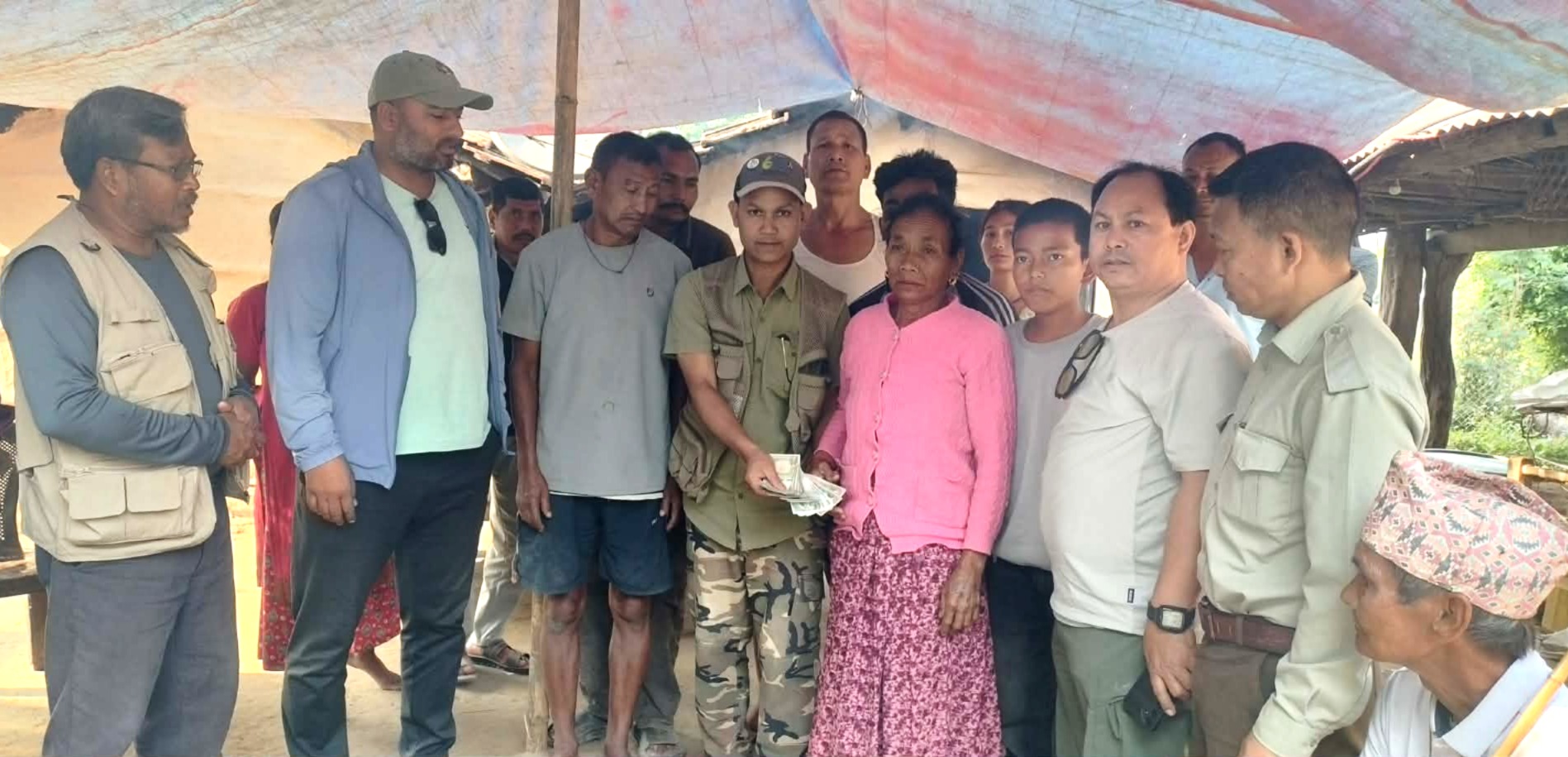 हात्तीको आक्रमणमा मृत्यु वरण गरेका माउतेका परिवारलाई सहयोग हस्तान्तरण