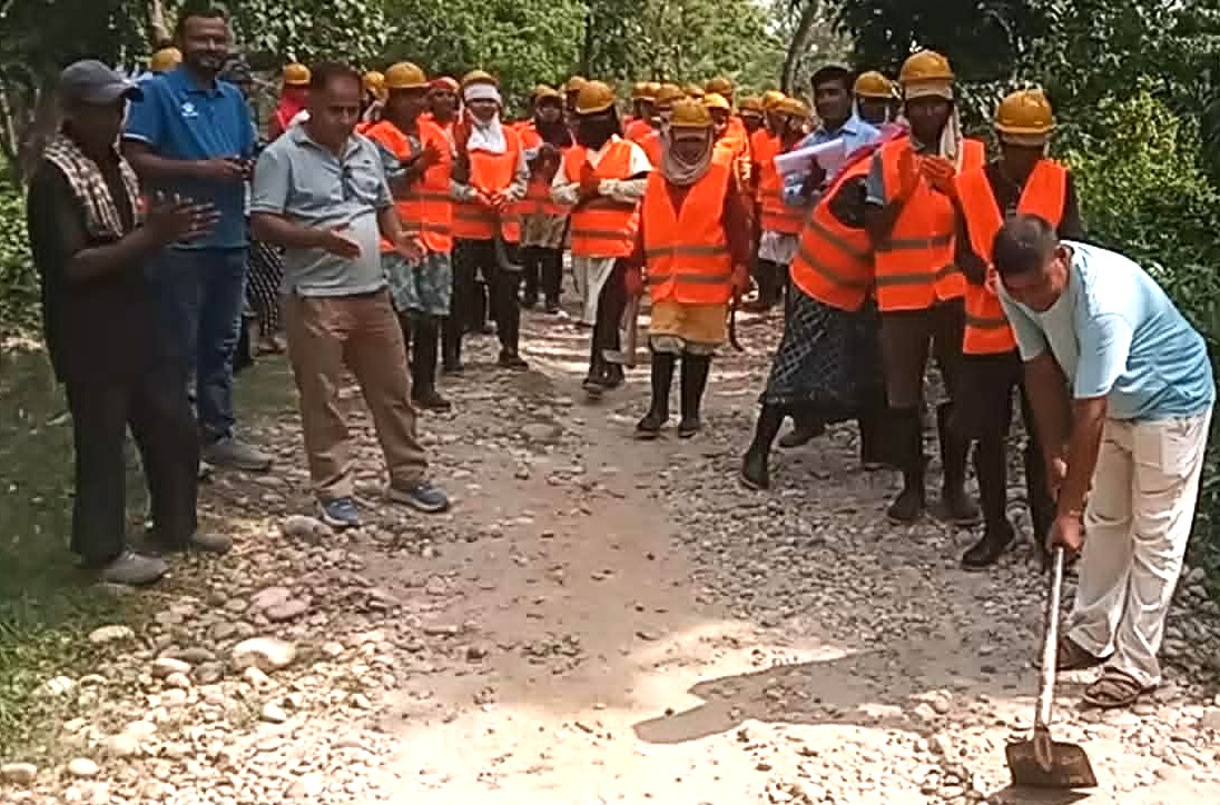 बर्दियाको मधुवनमा कामका लागि नगद कार्यक्रम सुरु 