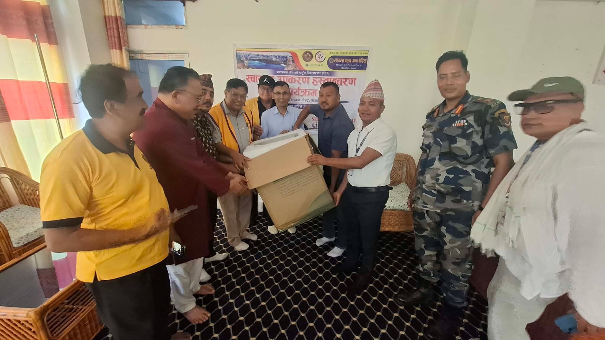 राजापुर प्राथमिक स्वास्थ्य केन्द्रलाई उपकरण हस्तान्तरण