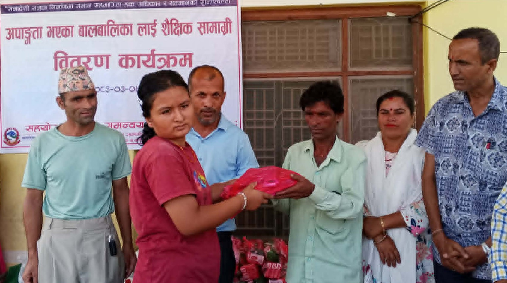 बढैयातालमा शैक्षिक तथा सरसफाई सामाग्री वितरण   