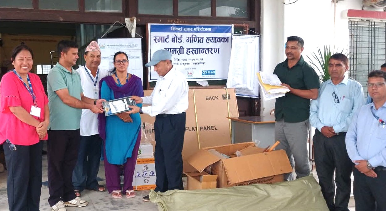 विद्यालयलाई स्मार्ट बोर्ड तथा गणित प्रयोगशाला सामग्री 