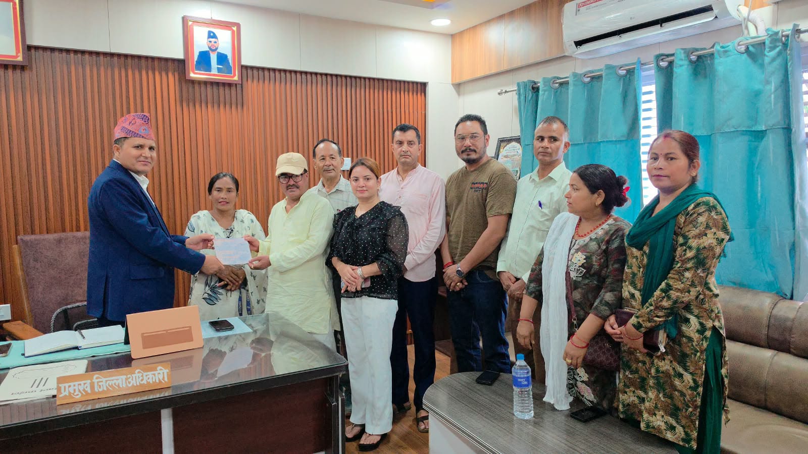 उद्योग वाणिज्य संघ गुलरिया बर्दियाद्वारा बाढीपीडित कोषमा सहयोग