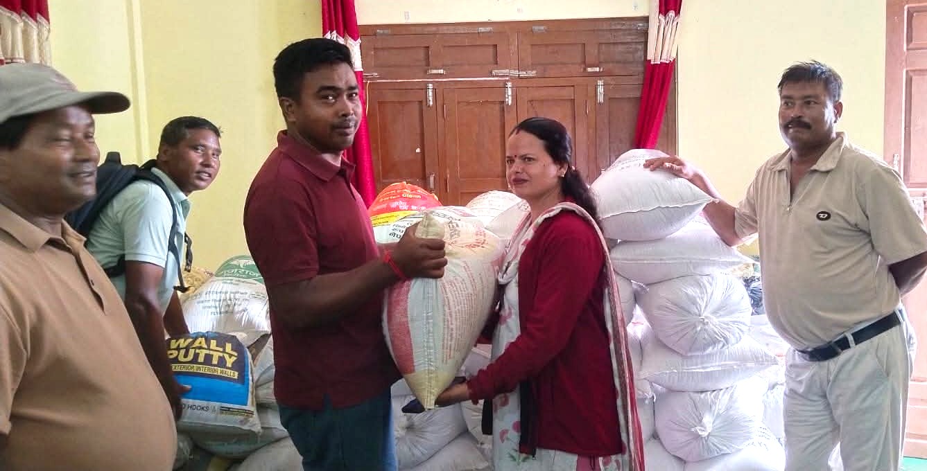 भोटेकोशी बाढीमा सम्पर्क विहीन बर्दियाका बाढीपीडित परिवारलाई वडाको सहयोग 