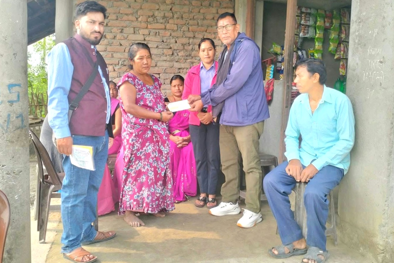 युनिक नेपालद्वारा वीमा बापतको २ लाख ३५ हजार रकम हस्तान्तरण 