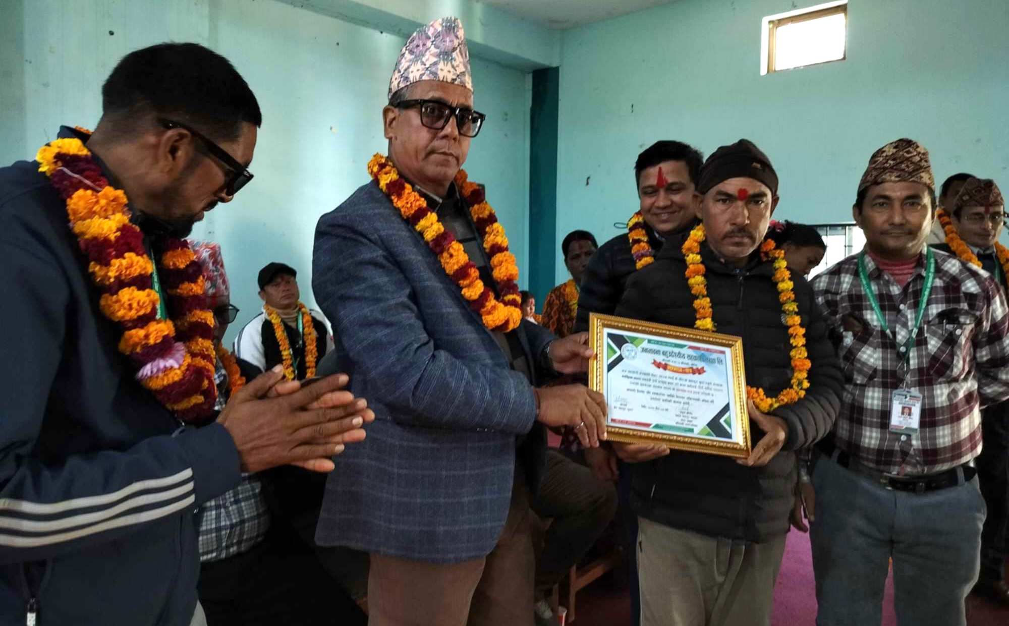 जनभावना सहकारीका सदस्यहरुलाई तोरीको तेल उपहार