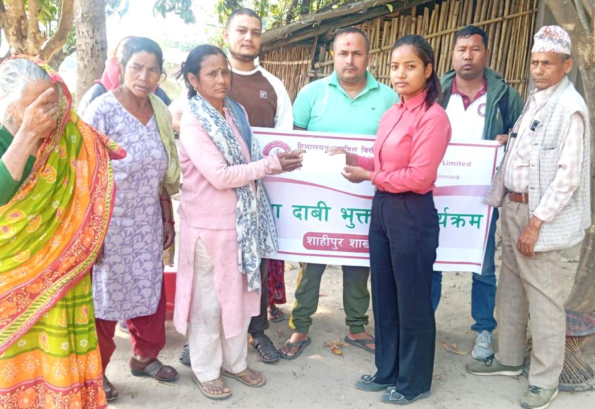 हिमालयन लघुवित्तद्वारा मृतक सदस्यका परिवारलाई विमा भुक्तानी