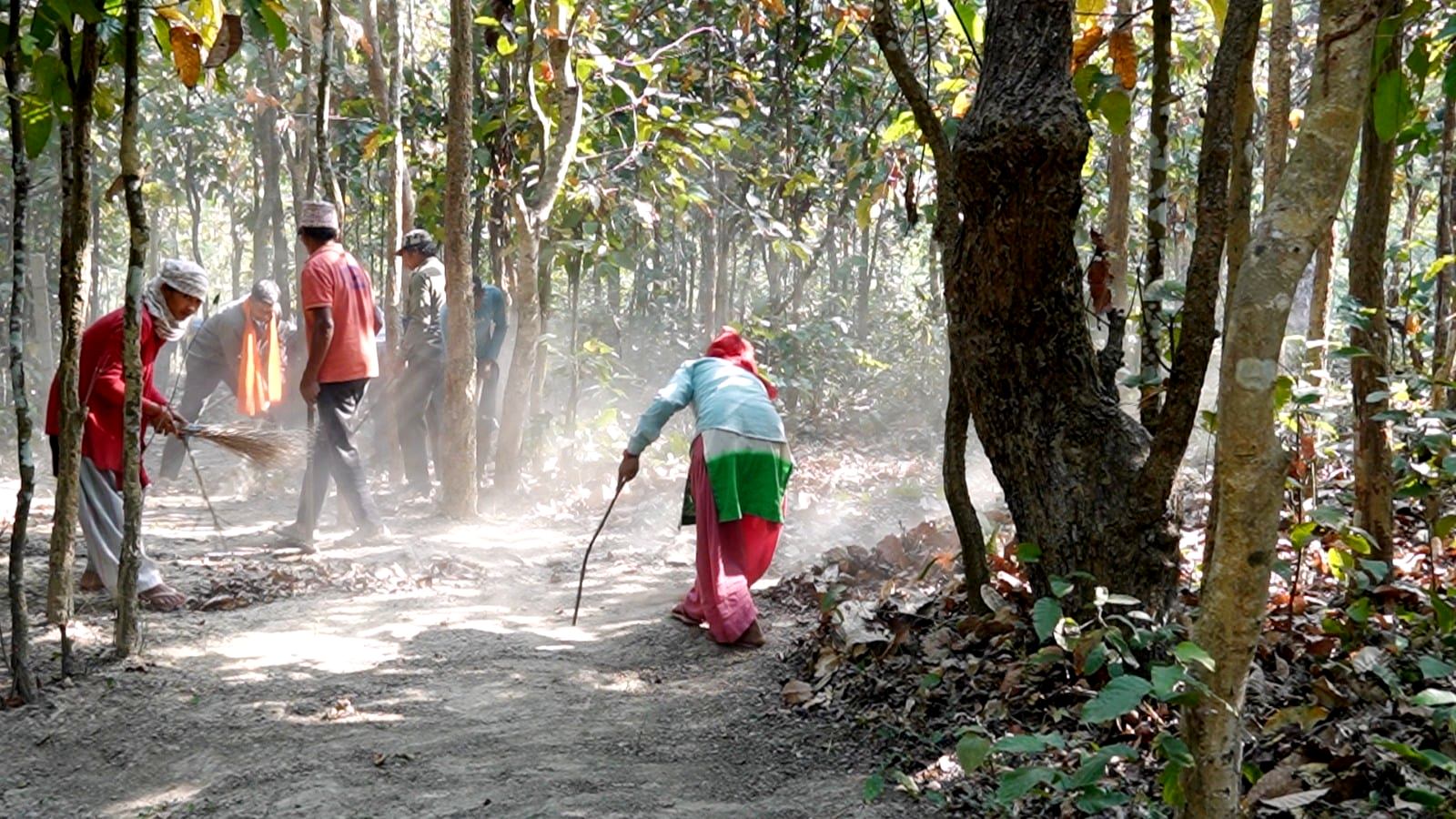 वन डढेलो रोक्न नवदुर्गा सामुदायिक वनका उपभोक्ता जागरुक