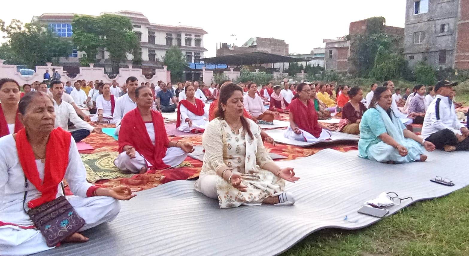 बर्दियामा संचालित योग शिविरमा प्रमुख जिल्ला अधिकारीको साधना