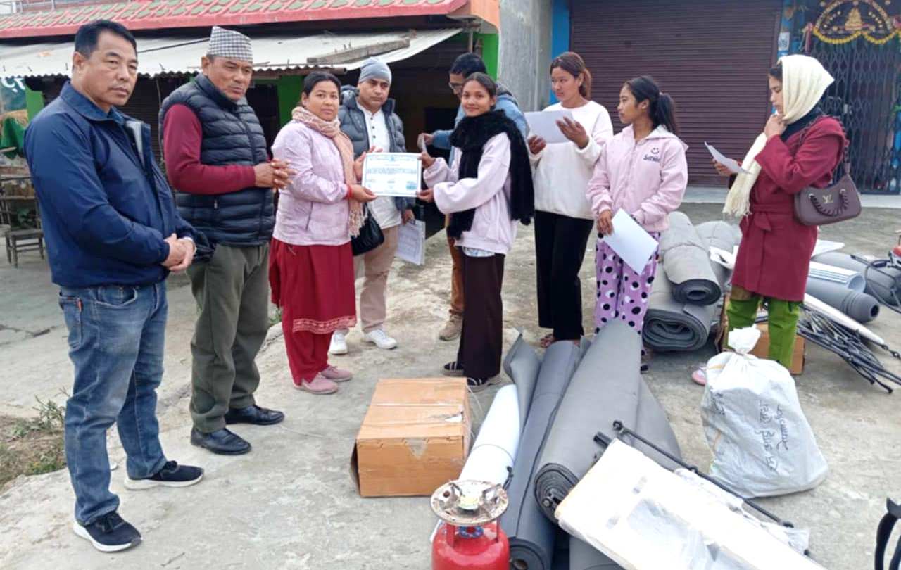 बाल बिवाहित एवम् जोखिममा रहेका महिलालाई आत्मनिर्भर बनाउने सामाग्री हस्तान्तरण