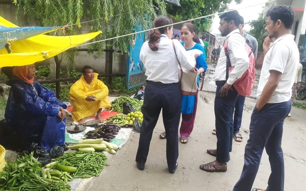 राजापुरको मंगलवारे हाटबजारमा फलफूल तथा तरकारीको विषादी परिक्षण