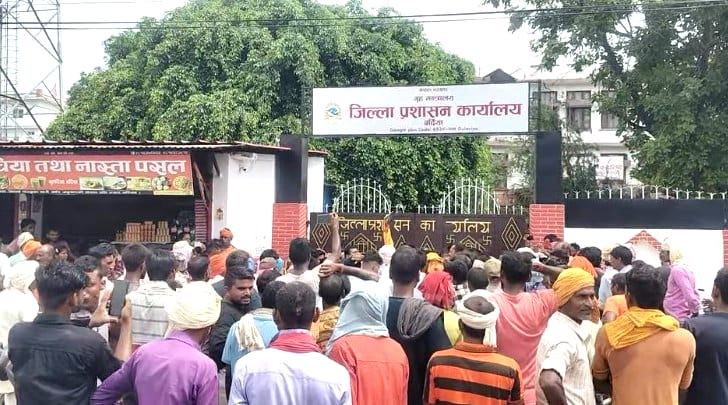 मल नपाएपछि किसानहरुले जिल्ला प्रशासन कार्यालय बर्दियाको गेट अगाडी गरे नारावाजी