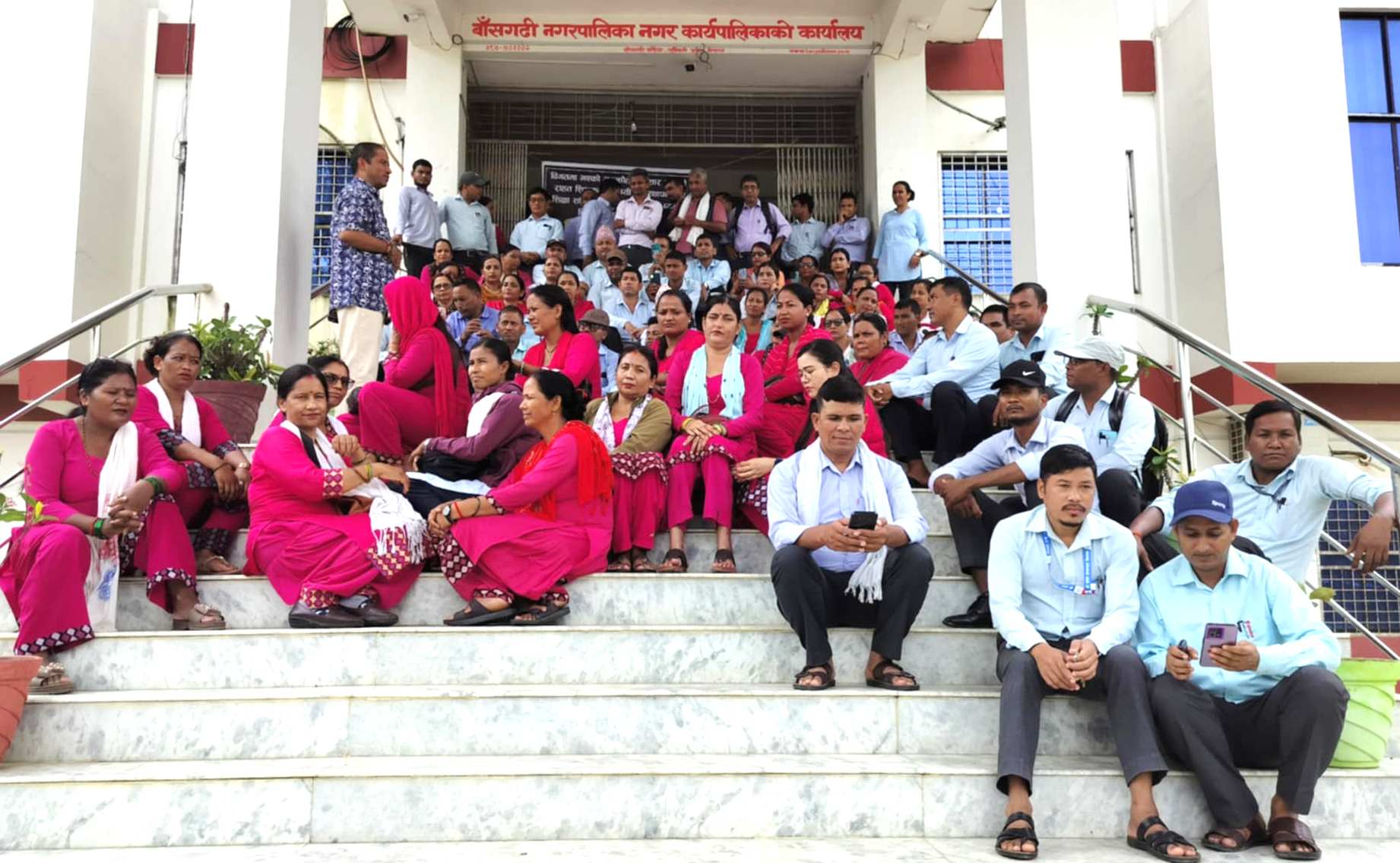 बाँसगढीमा स्थायी ब्यवस्थापनको मागगर्दै राहत शिक्षकहरुको बिरोधसभा