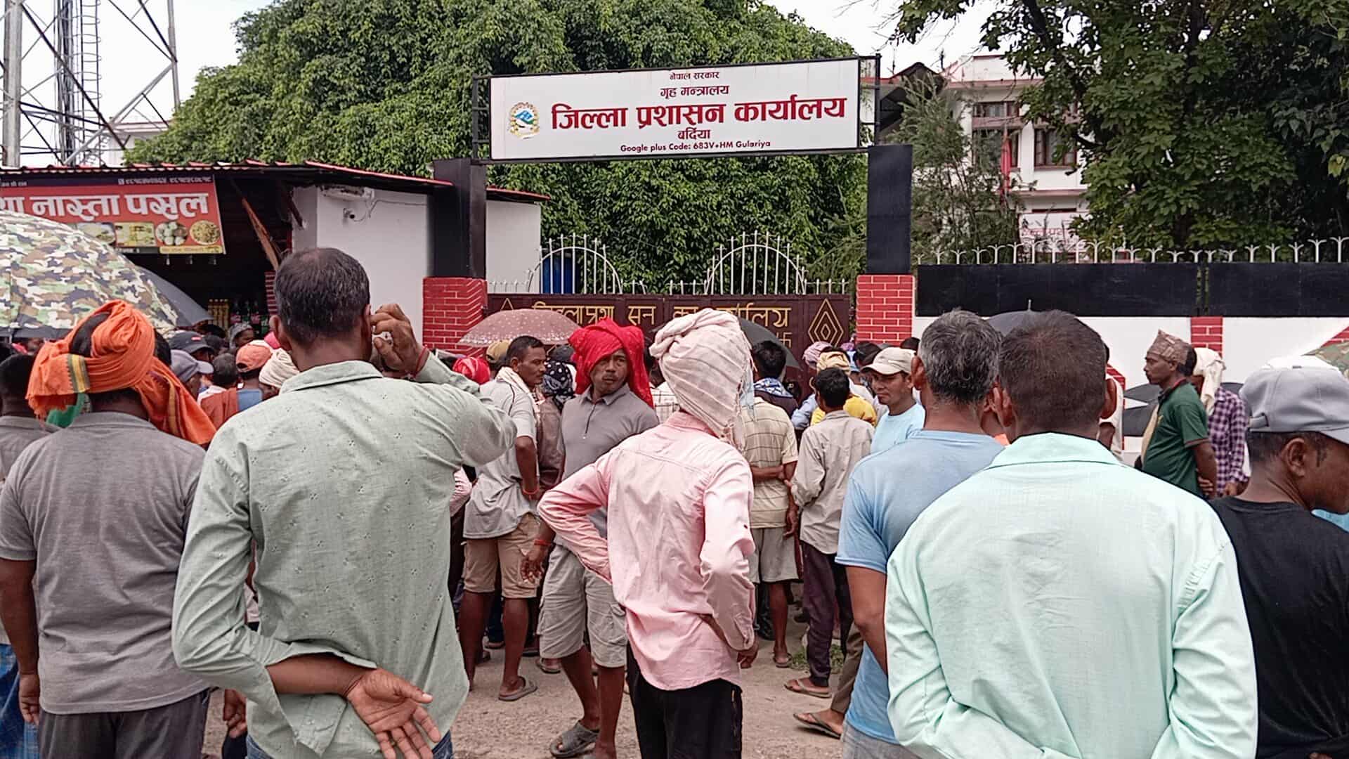 चितुवाको आक्रमणबाट महिलाको मृत्यु भएपछि बर्दिया प्रशासन अगाडी प्रदर्शन