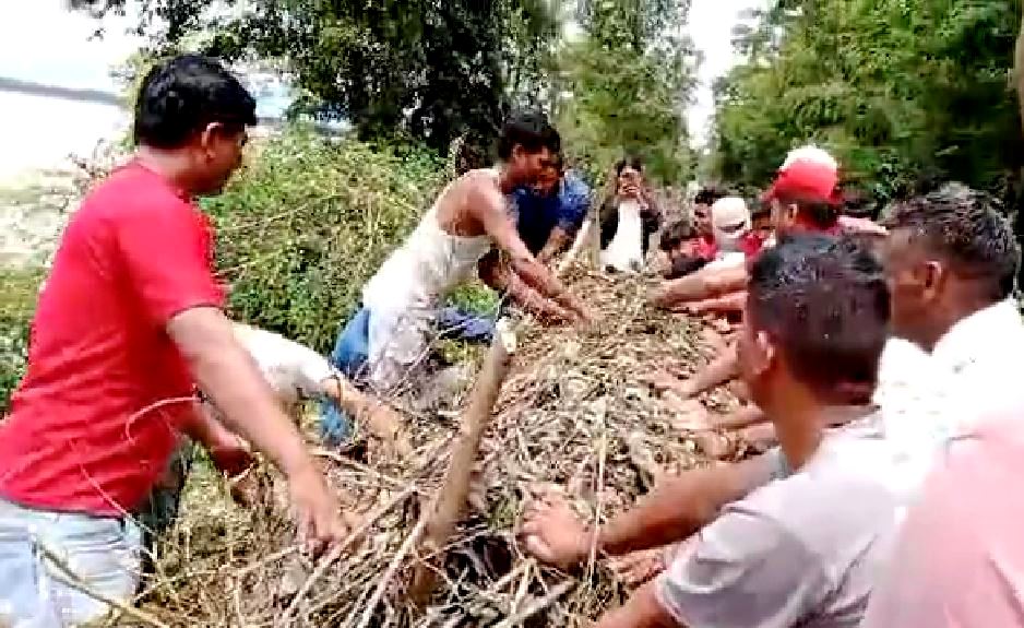 वाईसीएलद्वारा राजापुरको कर्णाली नदी स्थित दलै घाटमा अस्थायी जैविक तटबन्ध निर्माणमा सहयोग