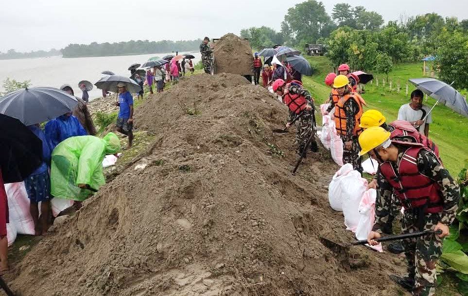 गेरुवा गाउँपालिकाको बनघुस्रामा कर्णाली नदीको कटान
