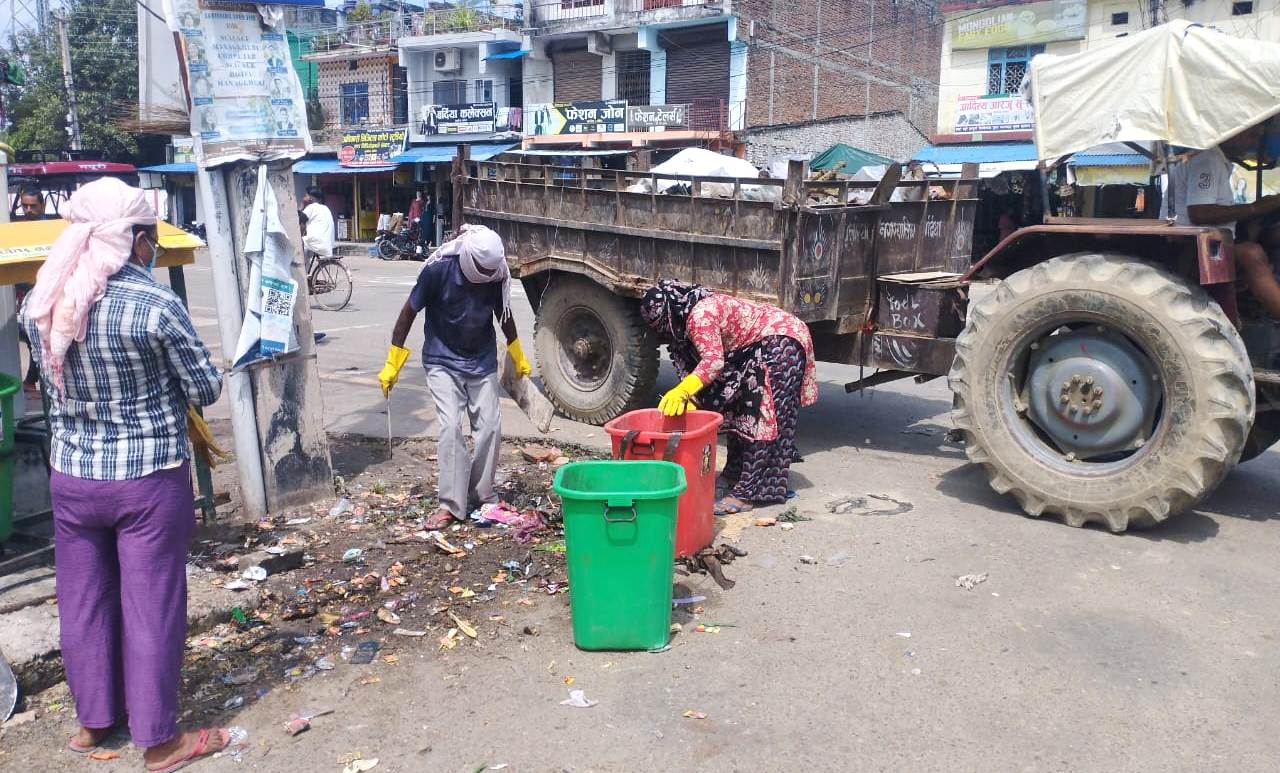 समाचार प्रभाव : बजार क्षेत्रको फोहर उठाउँदै गुलरिया नगरपालिका 