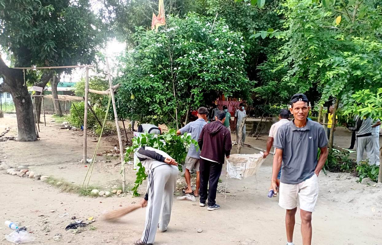दशैको पूर्वसन्ध्यामा राजापुरका धार्मिक स्थल सरसफाइ 