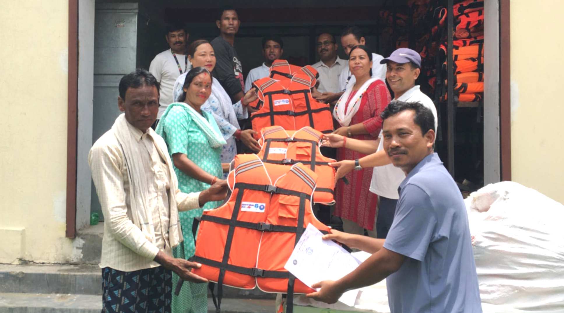 बाढीको जोखिम न्यूनीकरणका गर्न लाइफ ज्याकेट