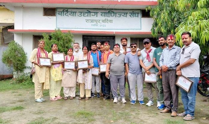 बर्दिया उद्योग वाणिज्य संघ राजापुरका नवनिर्वाचित पदाधिकारीहरूद्वारा सपथ ग्रहण 