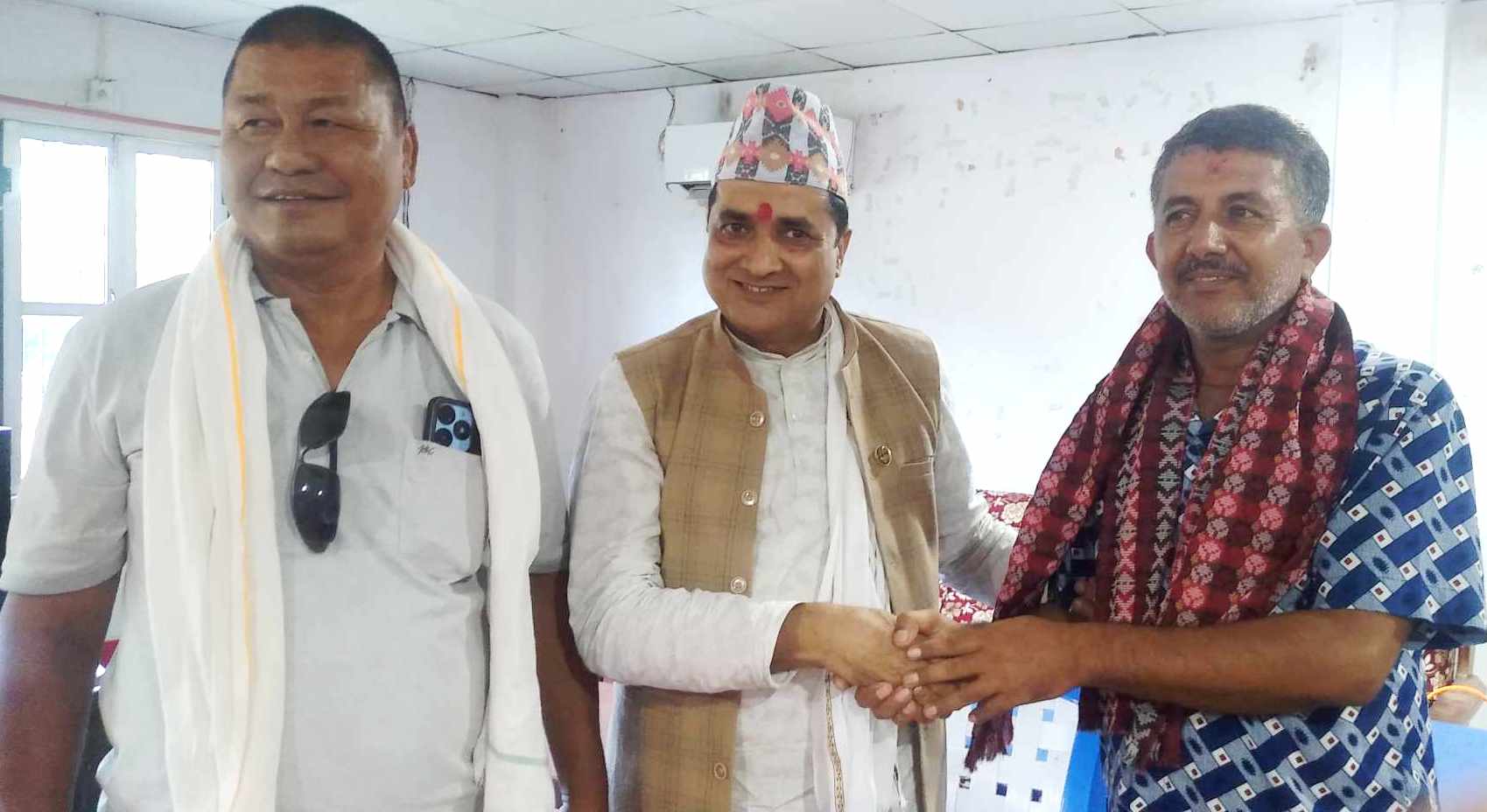 मन्त्री तिमिल्सिनाद्वारा बर्दिया उद्योग बाणिज्य संघ राजापुरका नवनिर्वाचित अध्यक्ष रेग्मीलाई बधाई