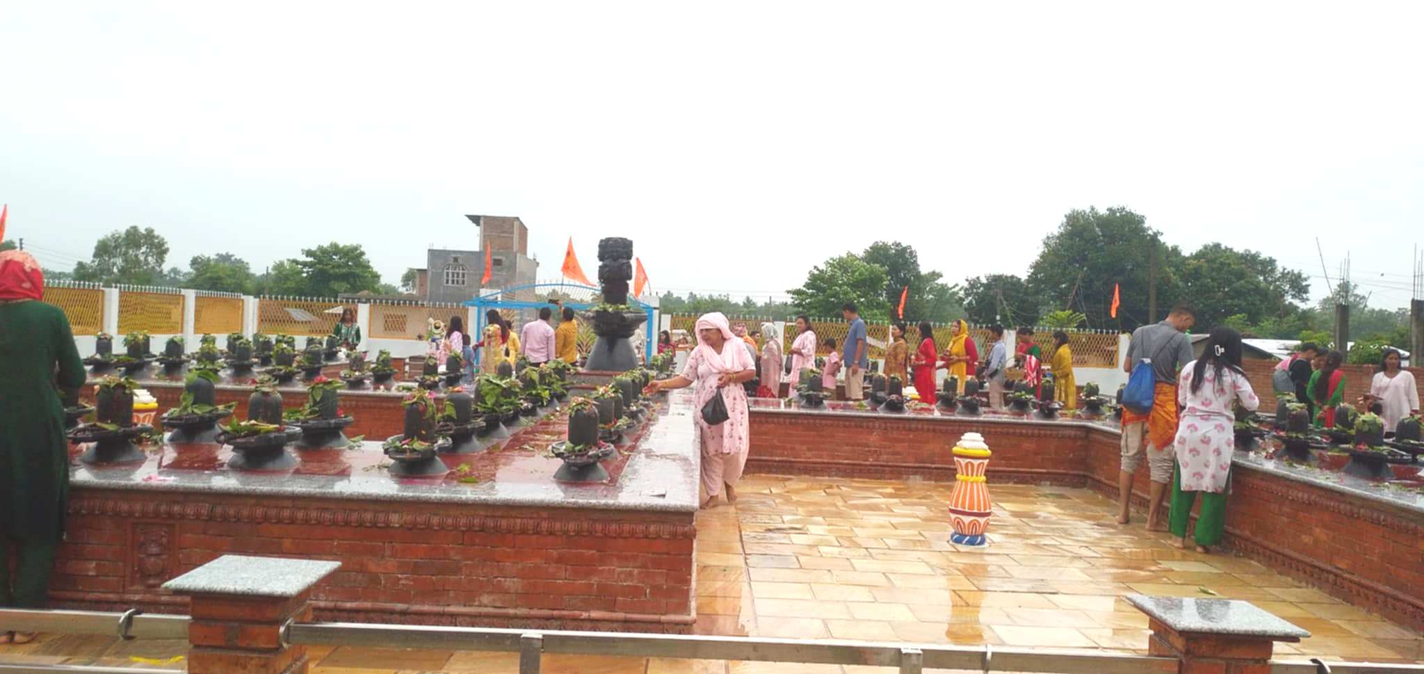 साउनको पहिलो सोमबार राजापुरको महाकालेश्वर शिव मन्दिरमा भक्तजनको घुँईचो