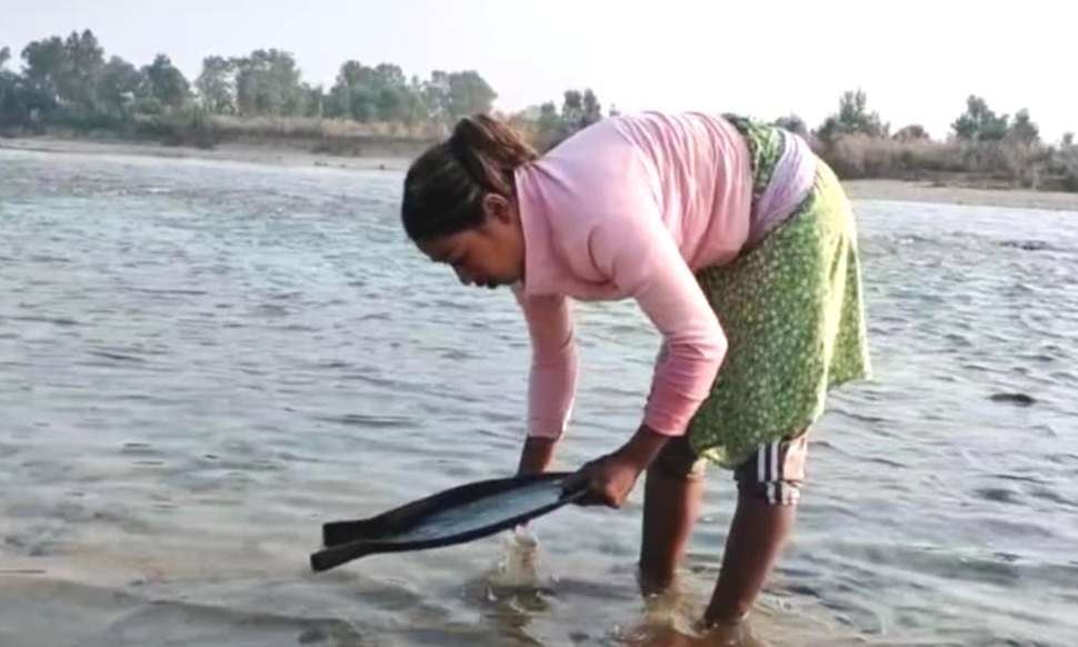 सोनाहा जातीको परम्परागत सुन चाल्ने पेशा संकटमा