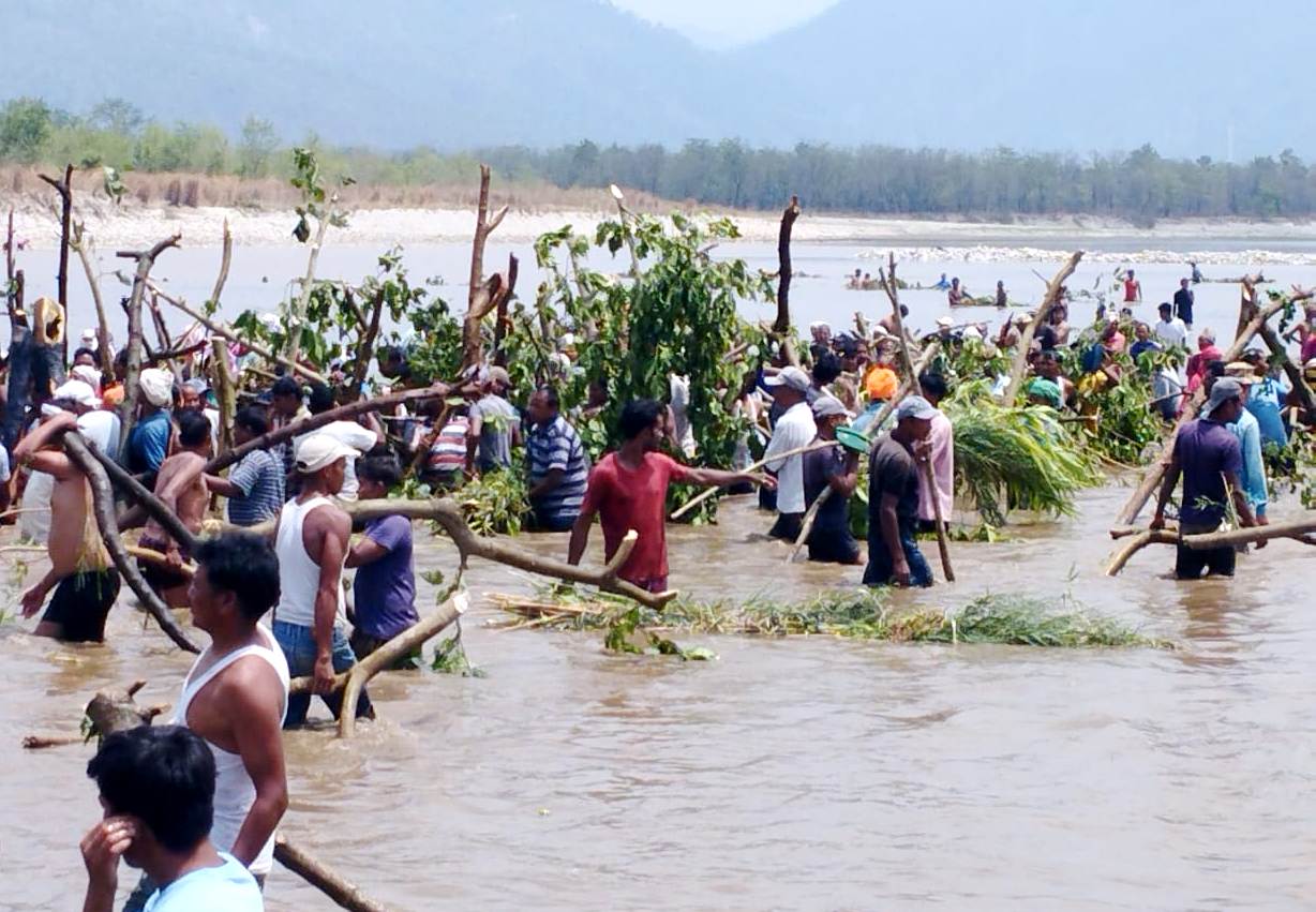 पानीको समस्या समाधान गर्न कतै सुनुवाई नभएपछि  जैविक बाँध निर्माणमा आफै जुटे किसान