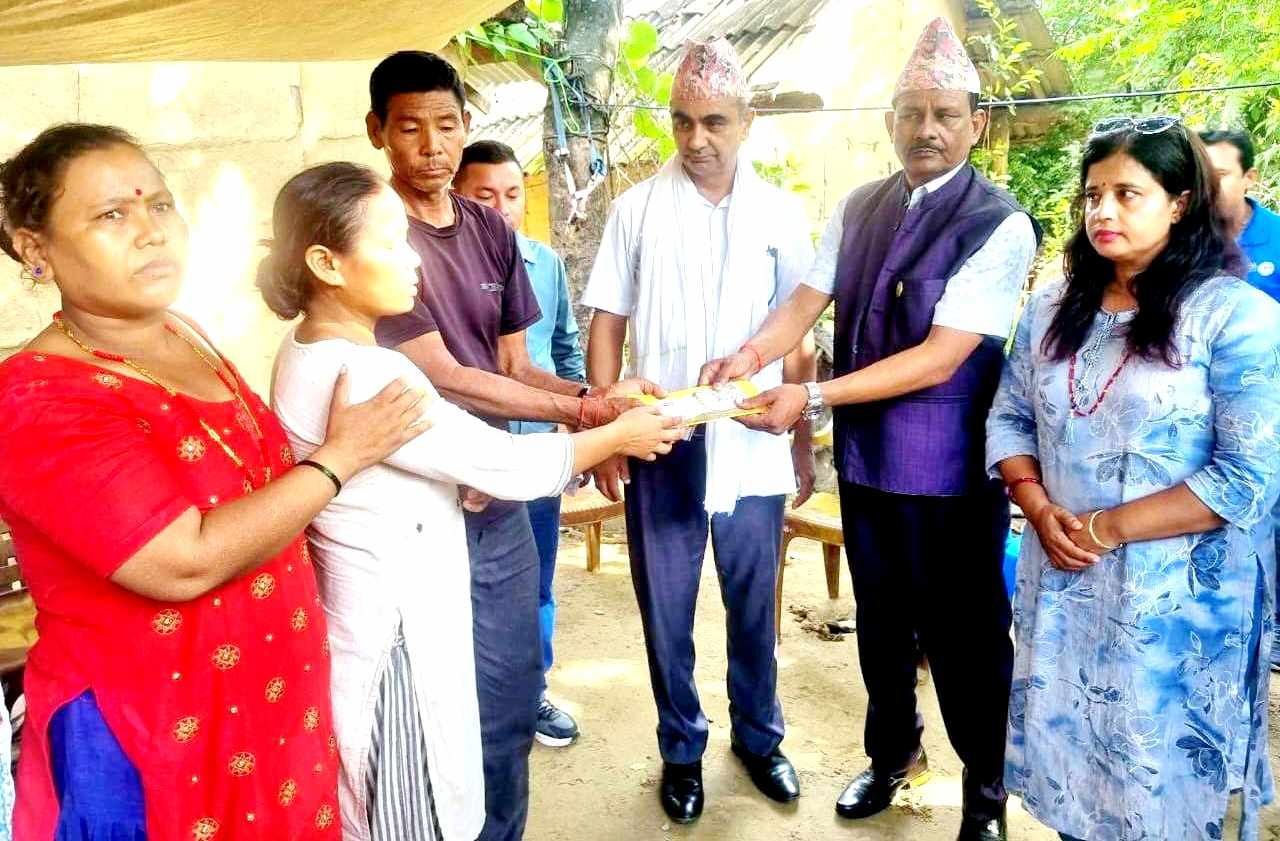 मृतक टुरिष्ट गाईडका परिवारलाई प्रदेशको राहत हस्तान्तरण 