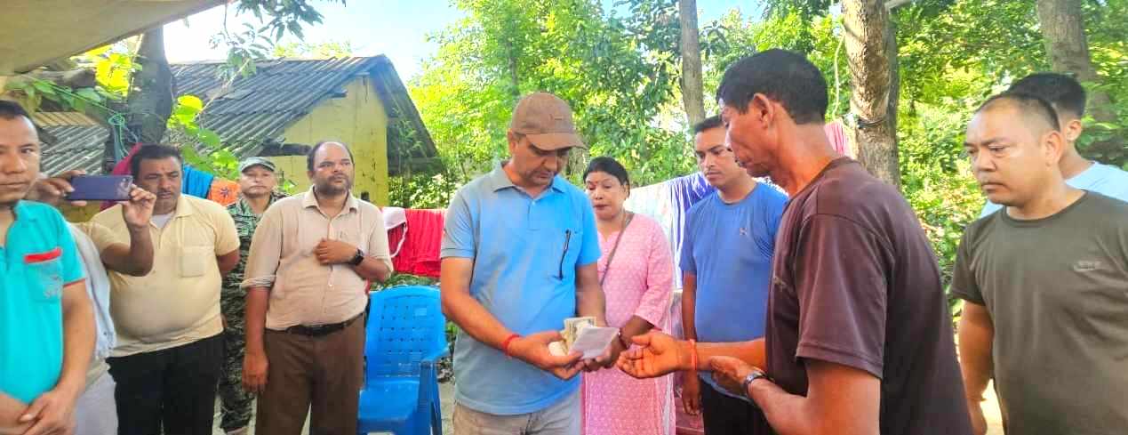 गैंडा आक्रमणका मृतक प्रकृति पथप्रर्दशकका परिवारलाई सहयोग