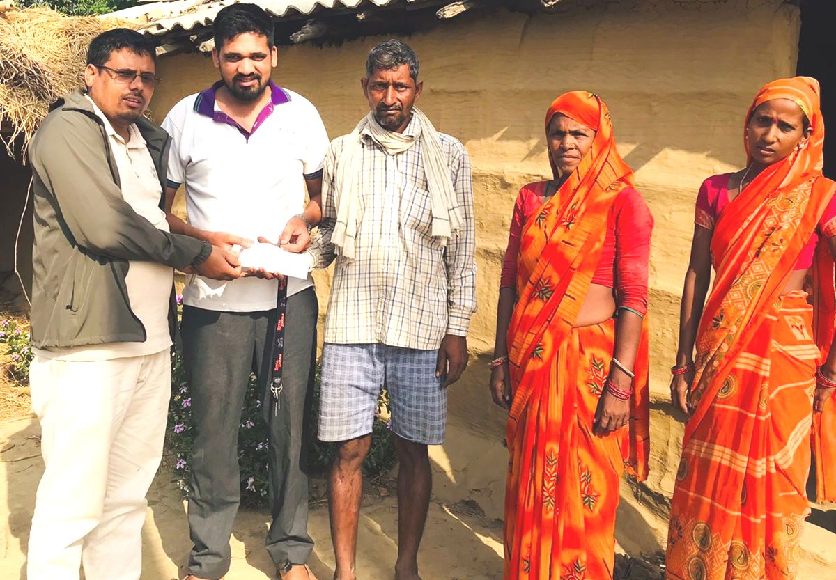 मृतक सदस्यका परिवारलाई हिमालयन लघुवित्तको विमा रकम भुक्तानी