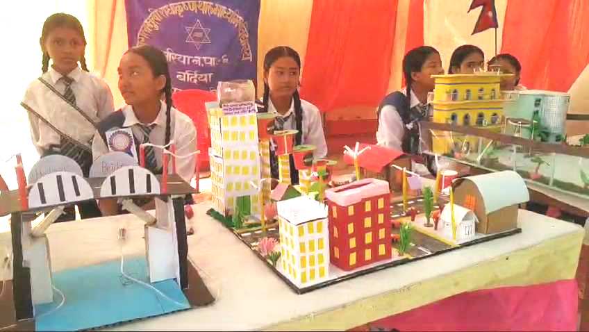 विद्यार्थीले बनाए मिसाइलदेखि अण्डाबाट चल्ला निकाल्ने मेसिन 