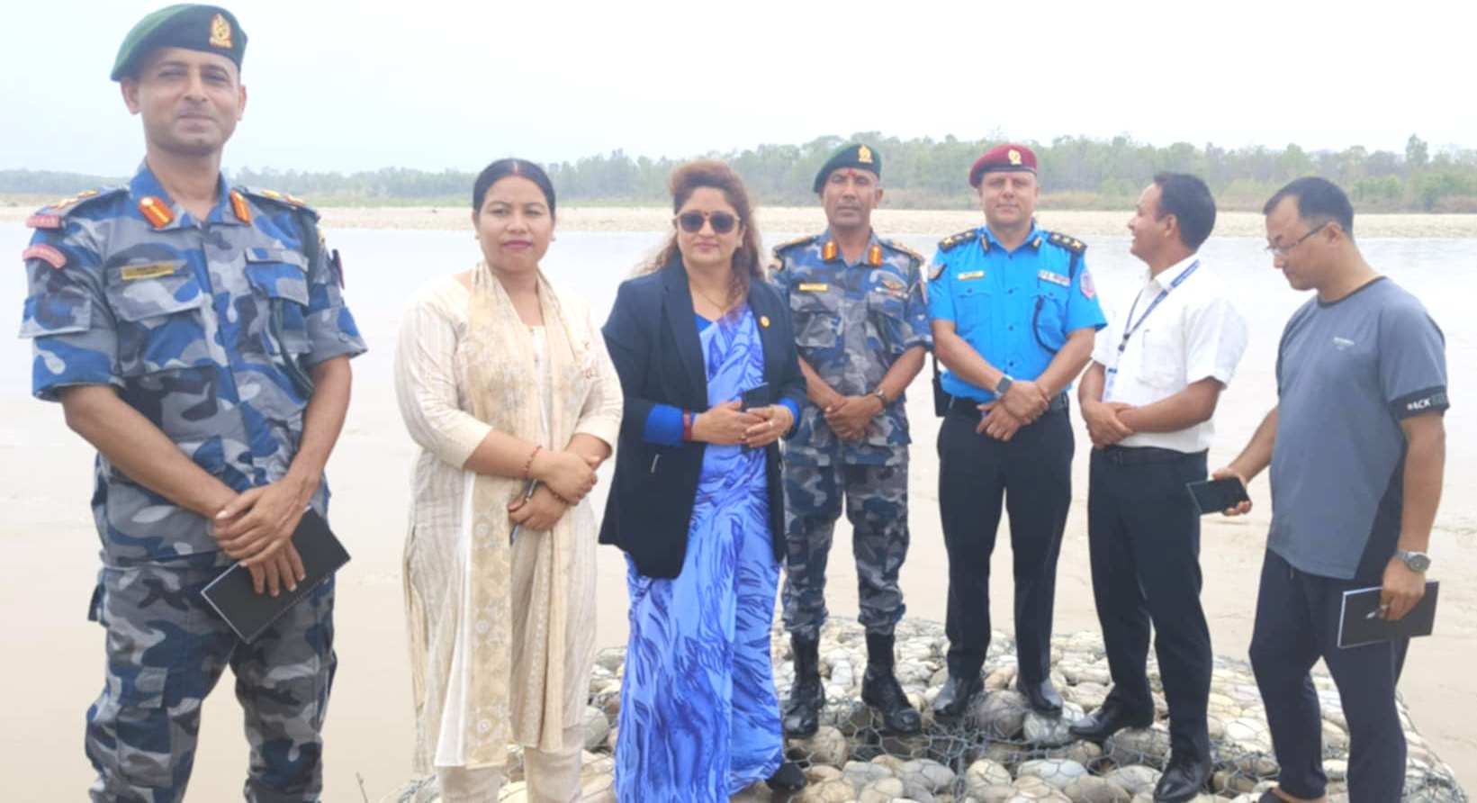 बर्दियाका प्रमुख जिल्ला अधिकारीद्वारा कर्णाली नदीको अनुगमन