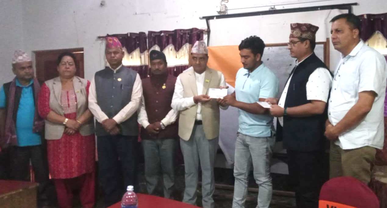 वन्यजन्तुबाट पीडित परिवारका सदस्यलाई राहत वितरण