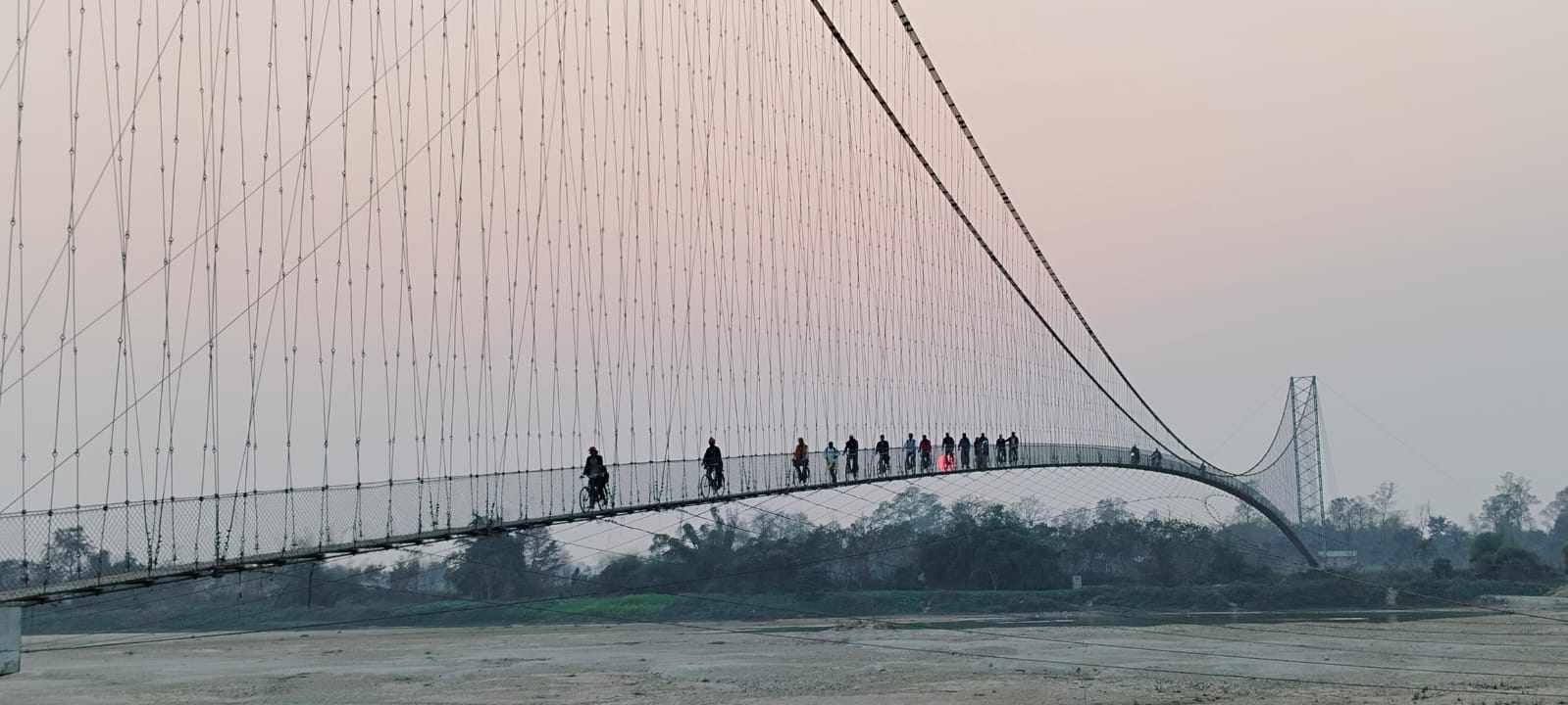 बालापूर झुलुङ्गे पुलमा विदामा घुम्नजानेको घुईचो