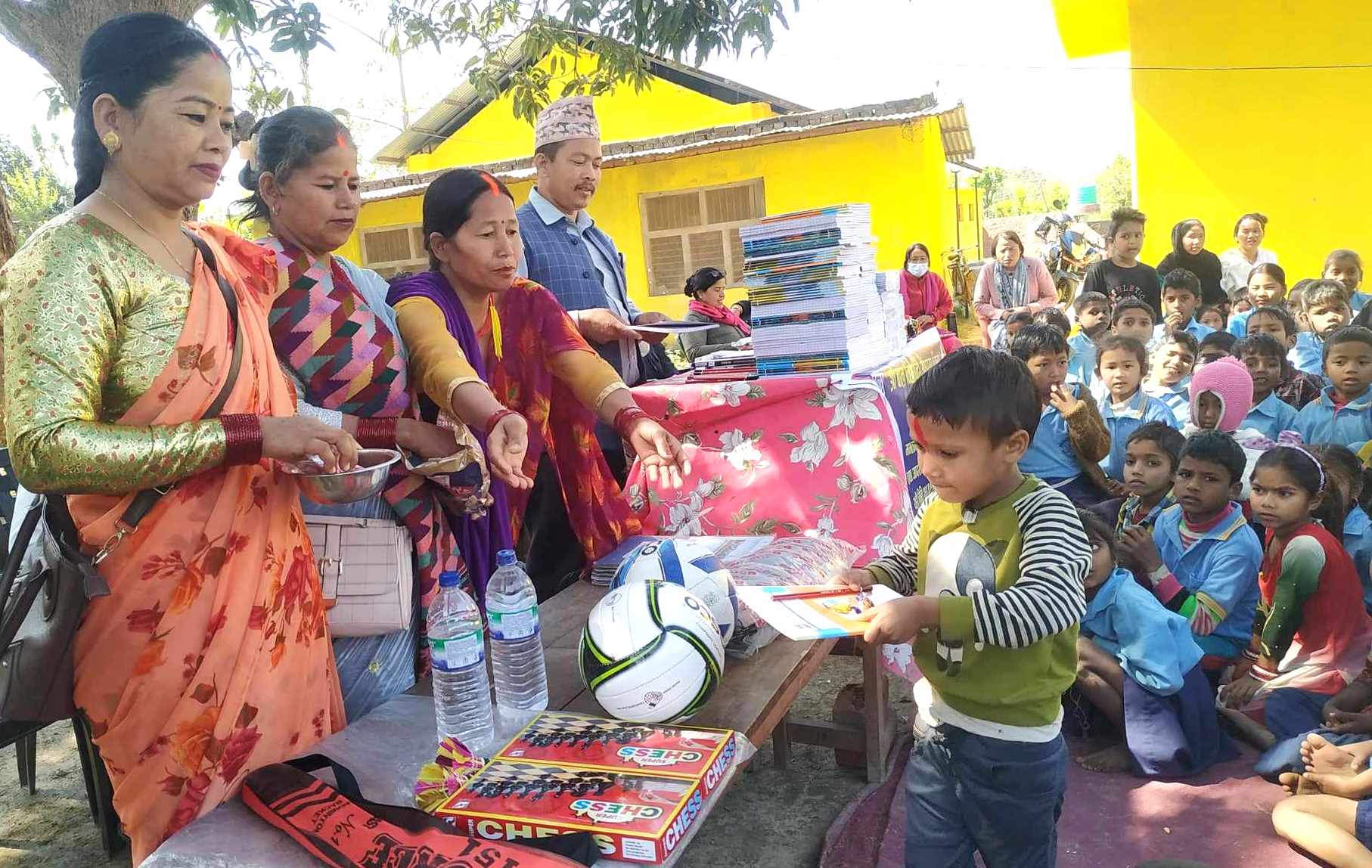 मातापिताको पूण्य तिथिका अवसरमा शैक्षिक सामाग्री