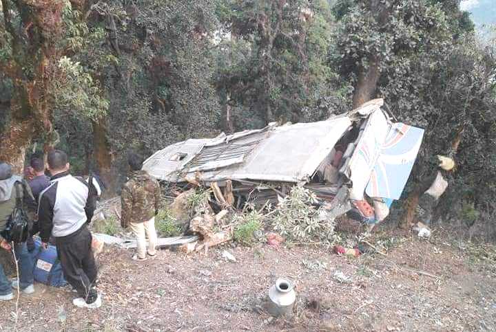 बागलुङमा बस दुर्घटना, १६ जना घाइते