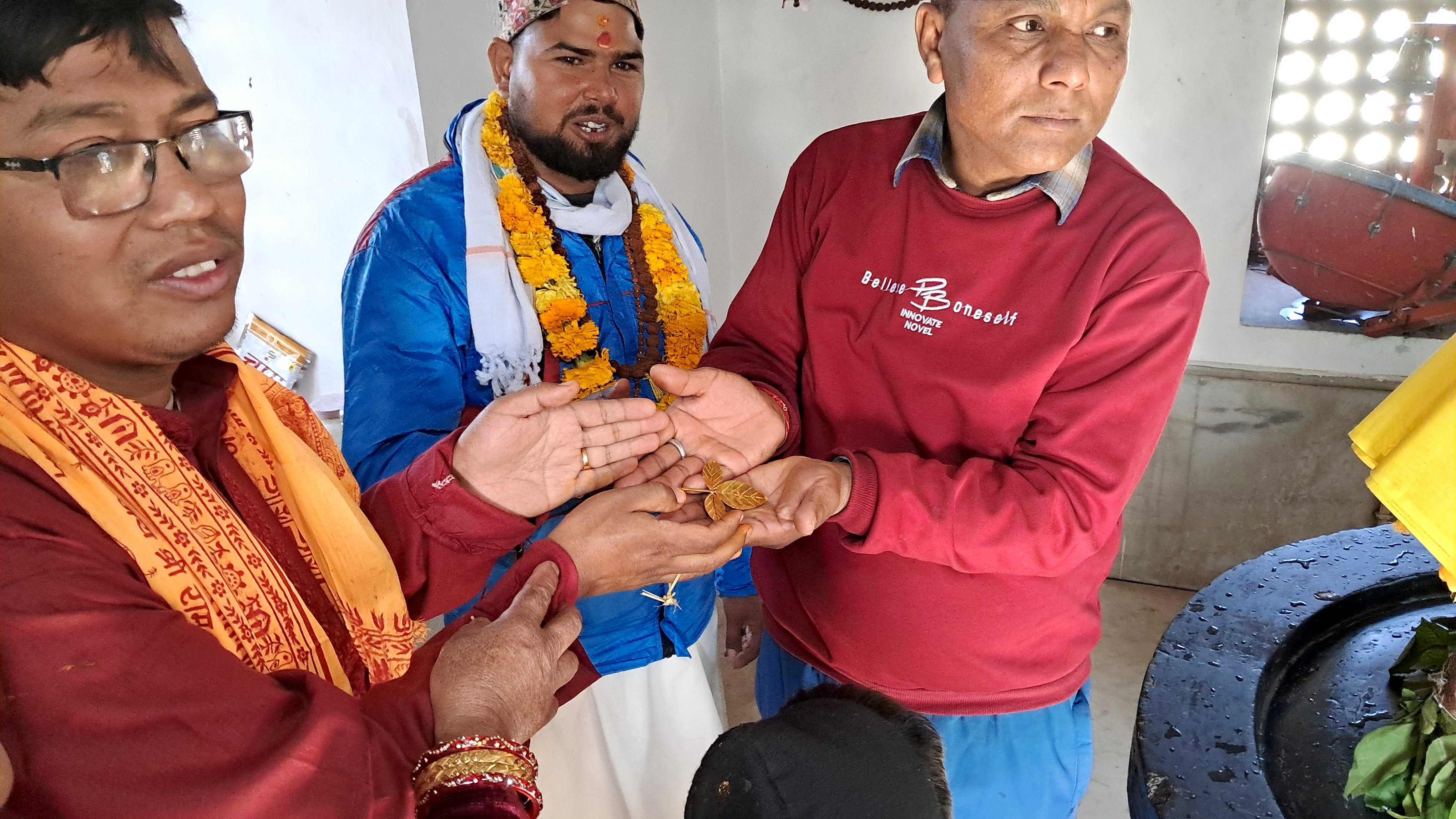 टीकापुरको पदम प्रकाशेश्वर मन्दिरमा सुनको वेलपत्र