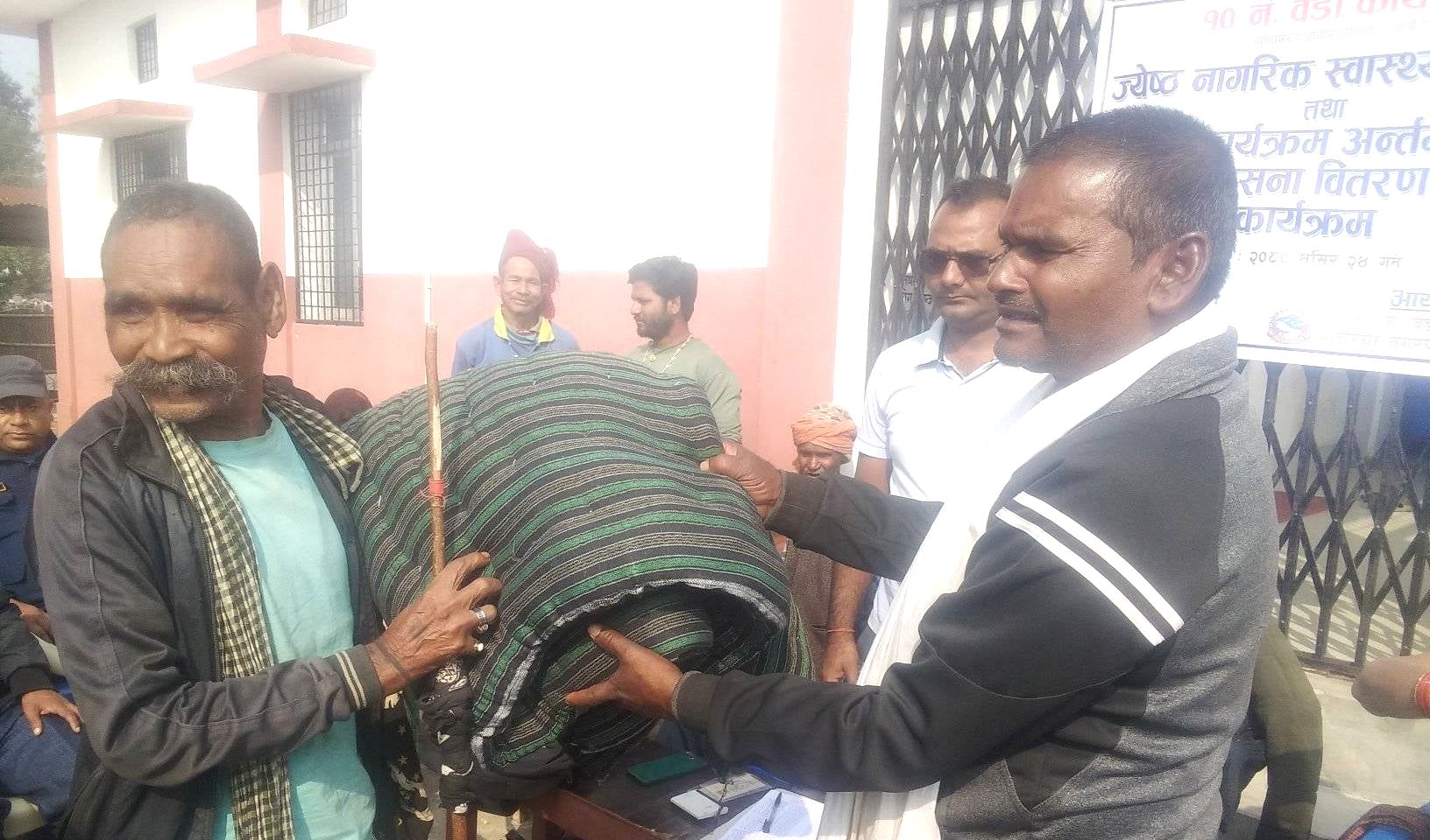 वडाका जेष्ठ नागरिकलाई न्यानो डसना 
