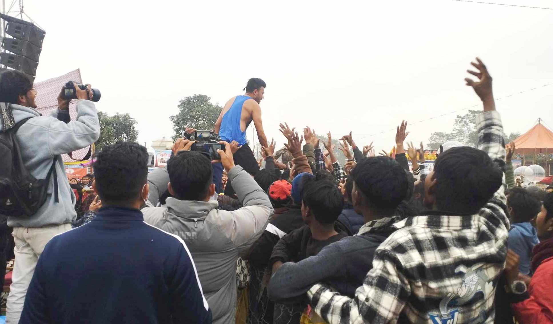 कलाकार दुर्गेश थापाले दर्शकलाई छमछमी नचाए 
