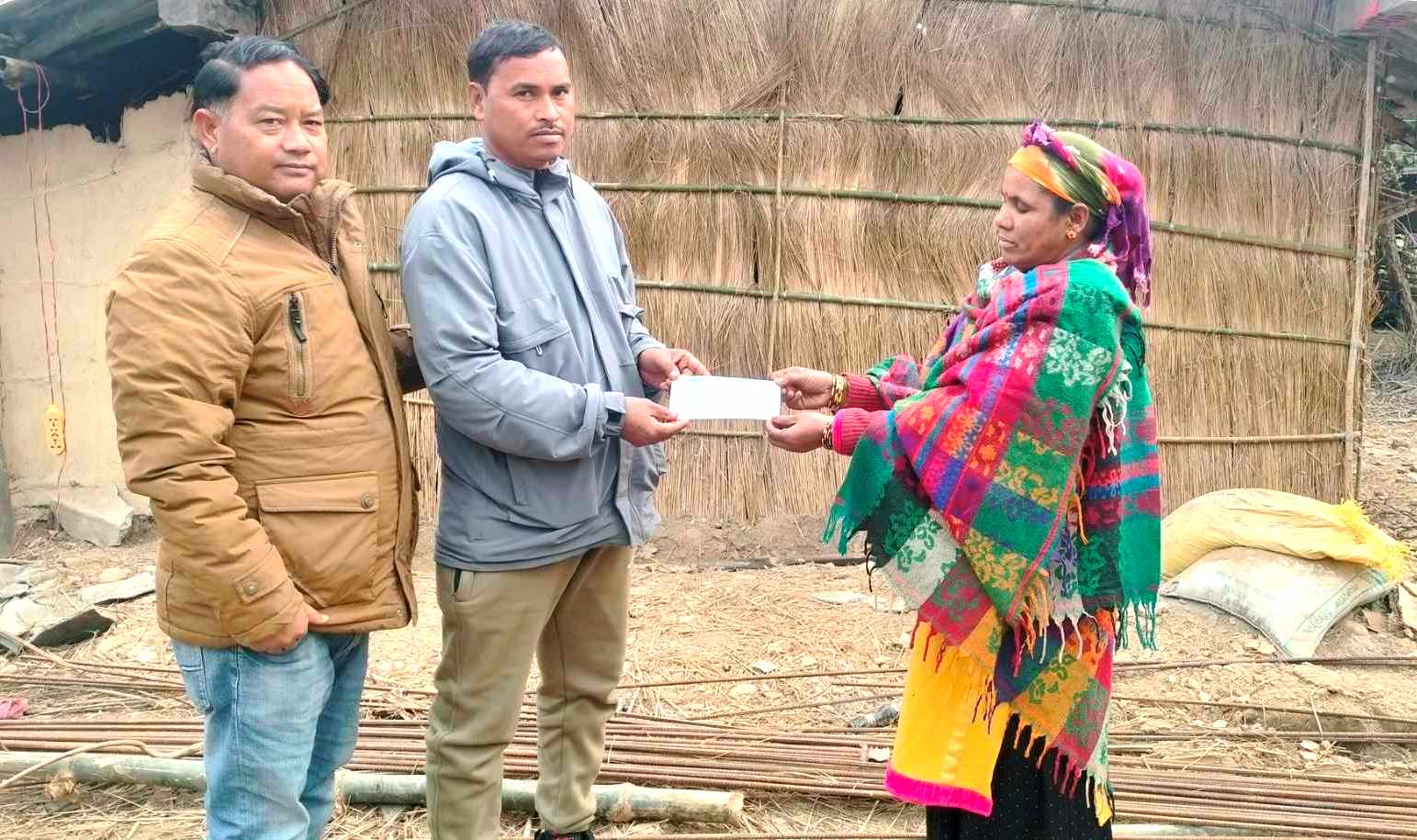 जंगली हात्तीद्वारा घर भत्किएका परिवारलाई लघु घर विमा बापतको चेक हस्तान्तरण 