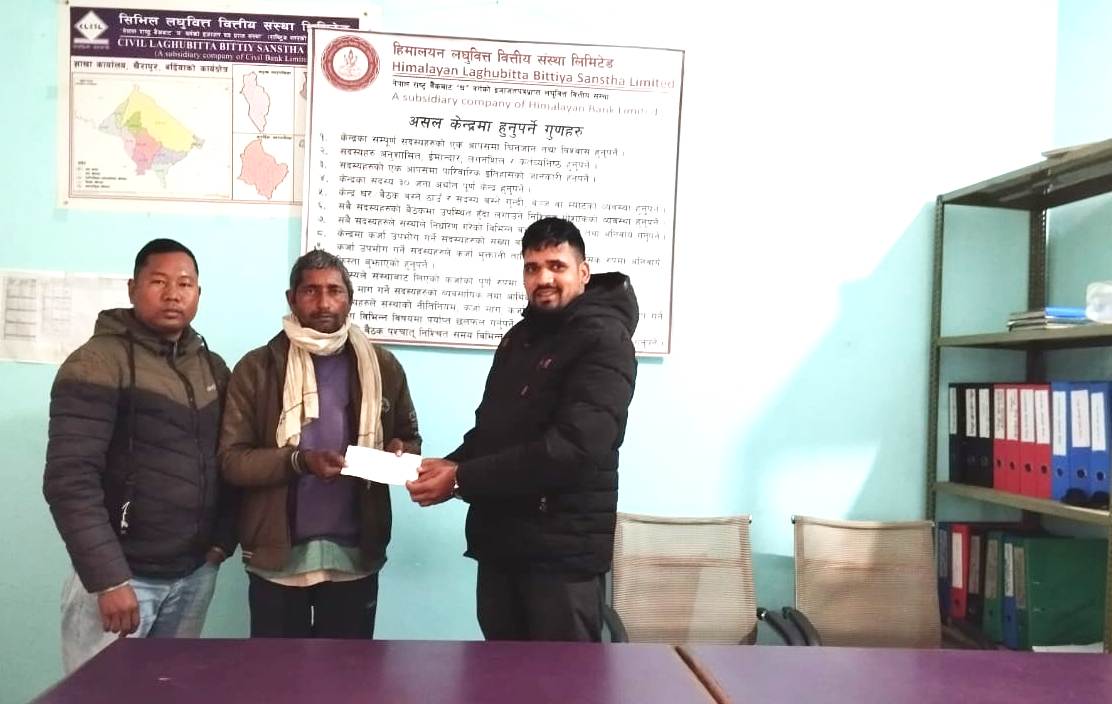 मृतक सदस्यको परिवारलाई कर्जा विमा बापतको रकम हस्तान्तरण