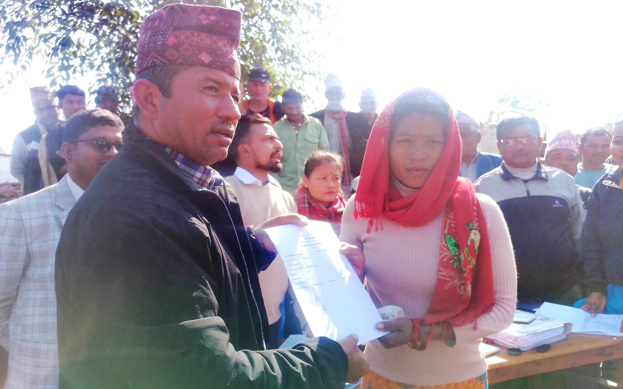 बाँसगढीका भूमिहिन तथा अब्यवस्थित बसोवासीलाई लालपूर्जा 