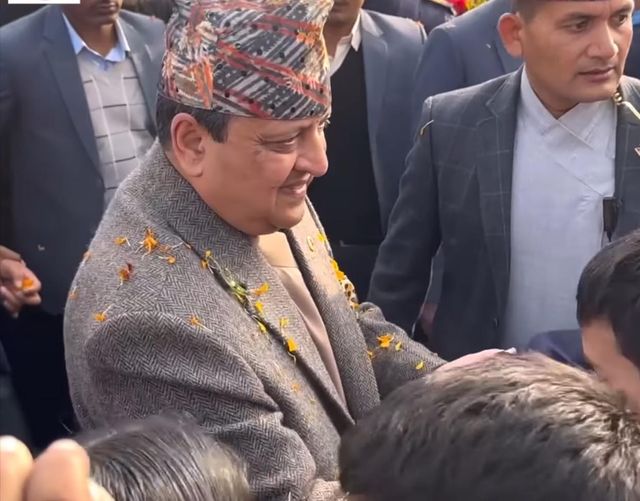 पूर्वराजा ज्ञानेन्द्र शाह परिवारसहित चितवनमा, विमानस्थलमा भव्य स्वागत