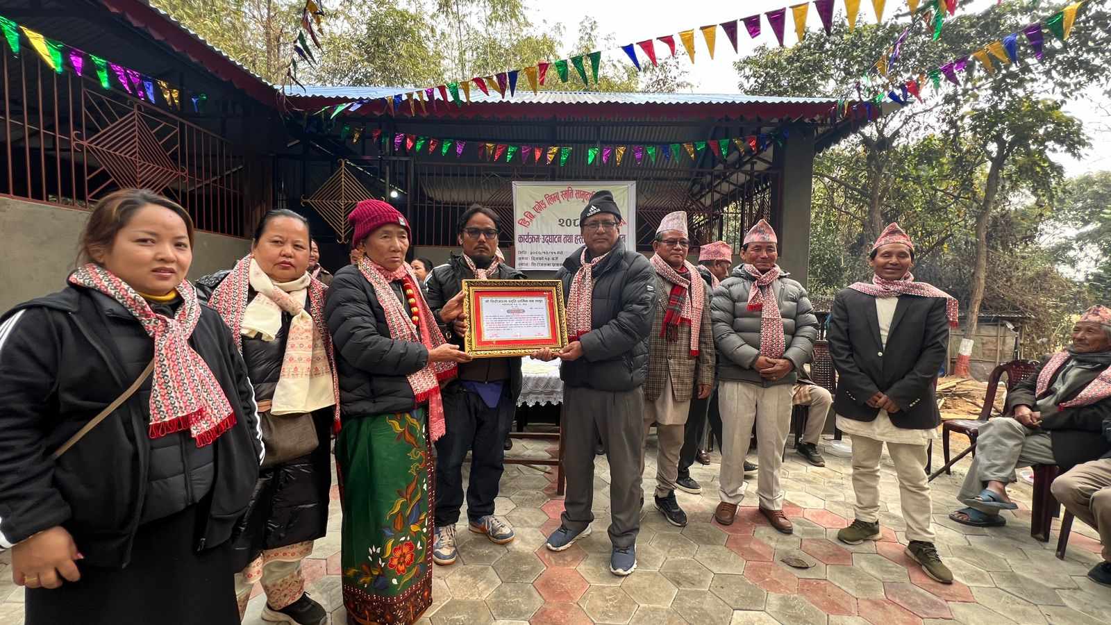 नीजि खर्चमा बनाइएकाे १० लाखको चमेना गृह धार्मिक बनलाइ हस्तान्तरण