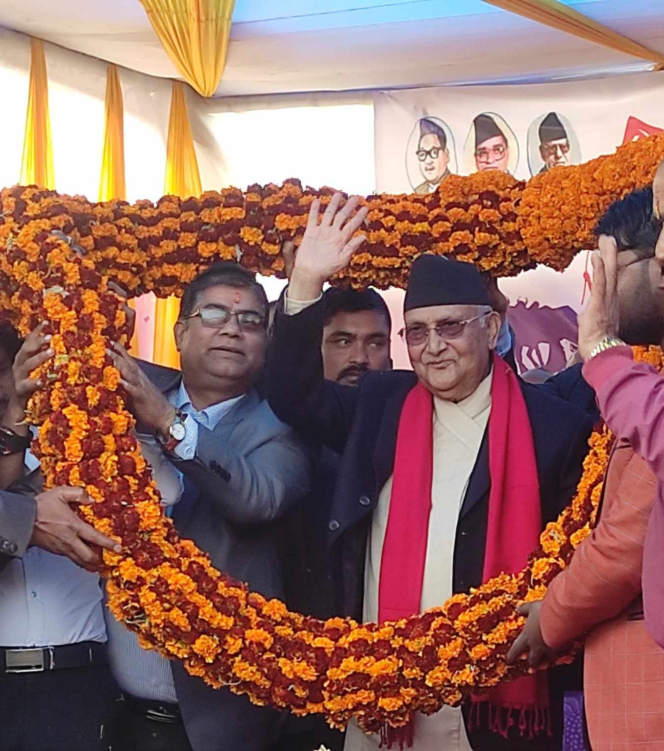 एमाले अध्यक्ष ओलीलाई रौतहटमा १०१ किलोको माला