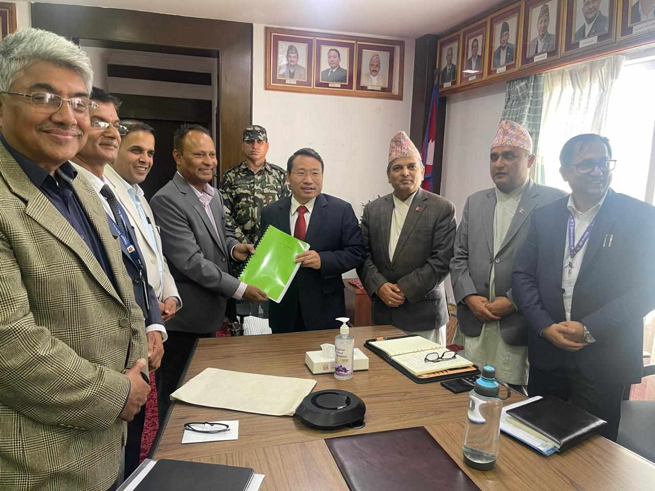 कर प्रणाली सुधार उच्चस्तरीय समितिले अर्थमन्त्रीलाई प्रतिवेदन बुझायो