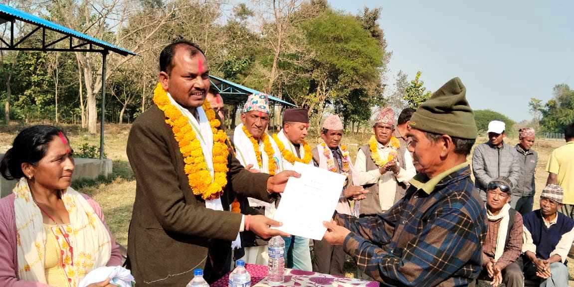 गुलरियामा भूमिहिन तथा अब्यवस्थित बसोवासीलाई पुर्जाको निस्सा वितरण